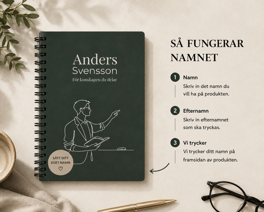 Förklaringsbild för personlig anteckningsbok till lärare där kunden skriver eget namn på produkten