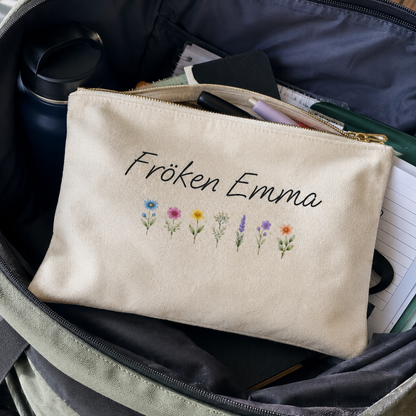 Personligt pennskrin – [Namn] med blommor