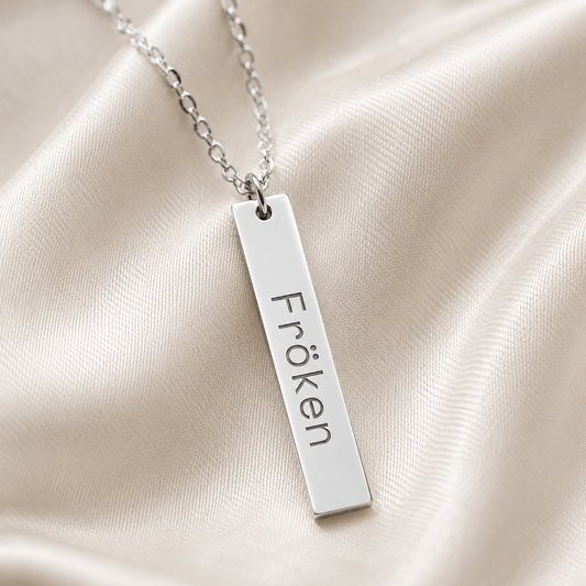 Fröken - Vertikalt stavhalsband