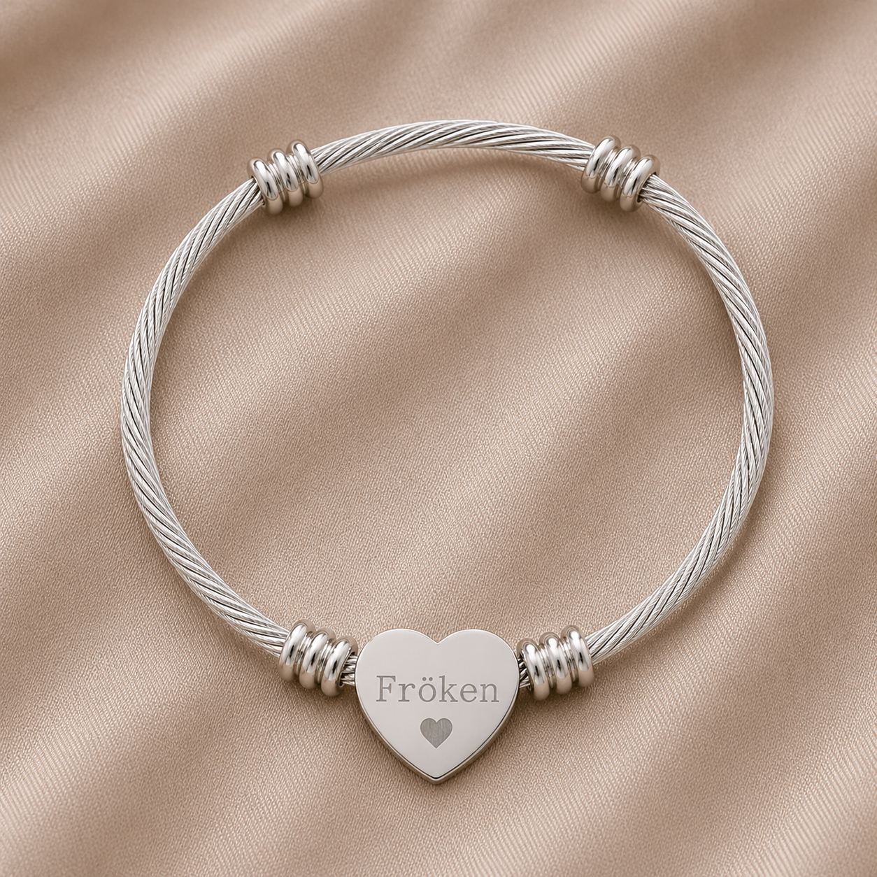 Fröken - Graverat armband med hjärtberlock