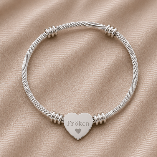 Fröken - Graverat armband med hjärtberlock