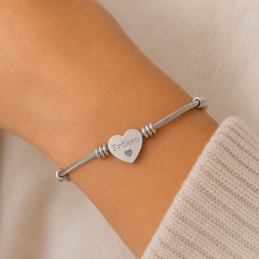 Fröken - Graverat armband med hjärtberlock