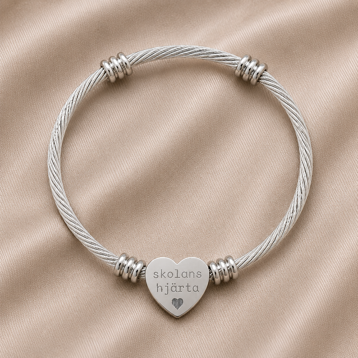 Skolans hjärta - Graverat armband med hjärtberlock