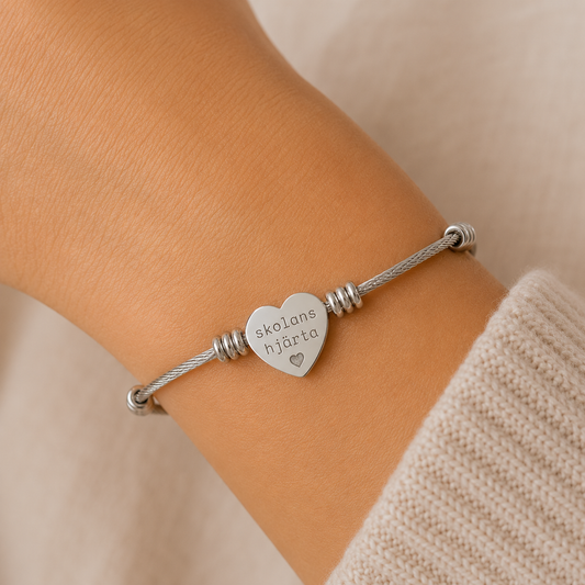 Skolans hjärta - Graverat armband med hjärtberlock