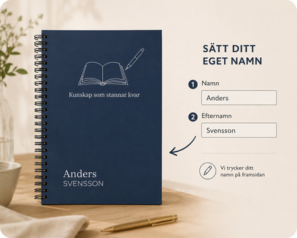 Förklaringsbild för personlig blå anteckningsbok till lärare där kunden skriver eget namn på produkten