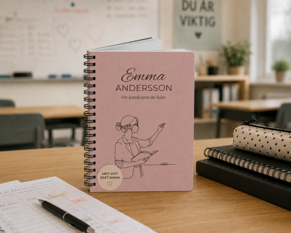 Personlig anteckningsbok till lärare med namnet Emma Andersson på ett lärarbord i klassrumsmiljö