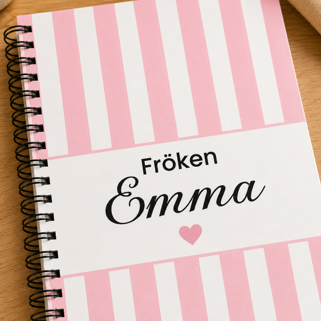 Närbild på personlig rosa anteckningsbok med namnet Fröken Emma
